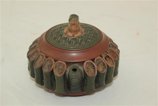 A Chinese Yixing pottery teapot and cover, 16.5cm